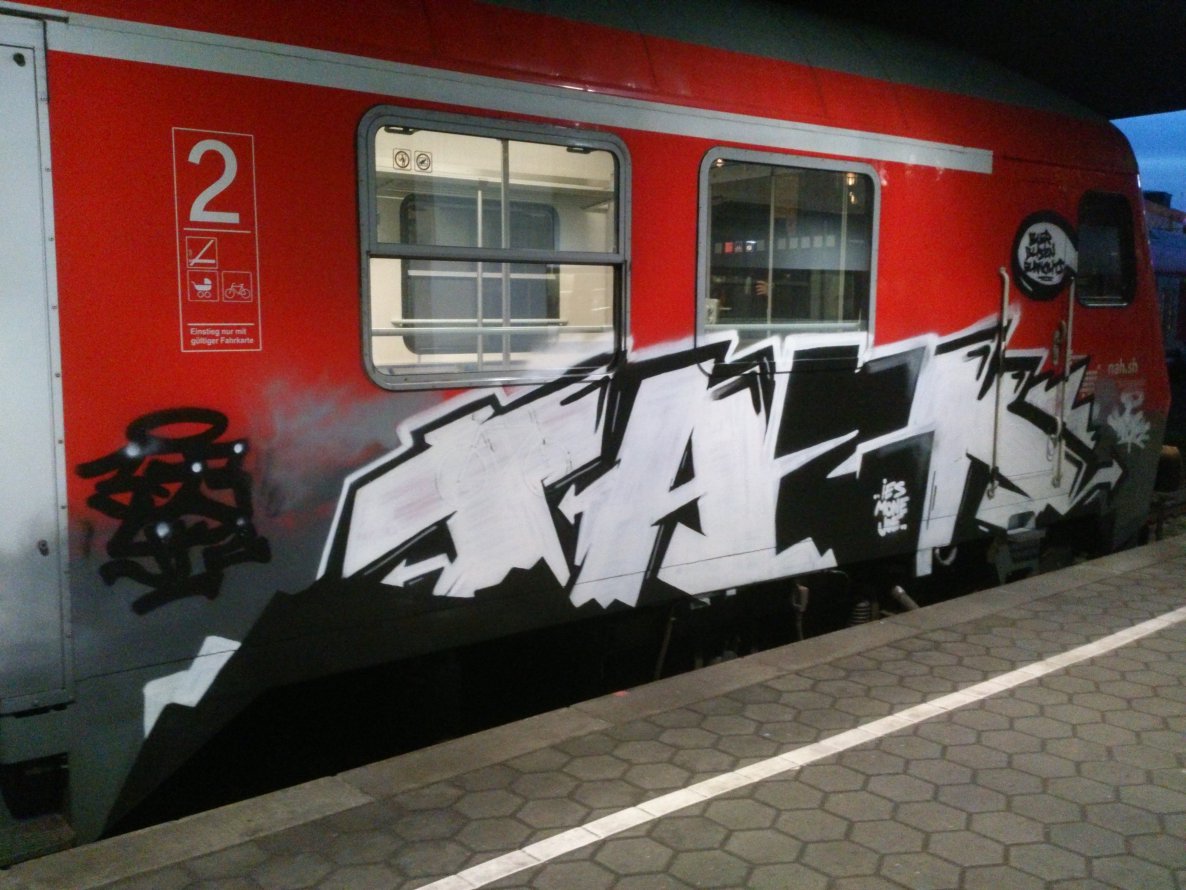 Graffiti Train in Hamburg - Photo by HAMBURG7 - tazk, yrz, 303 (2014)