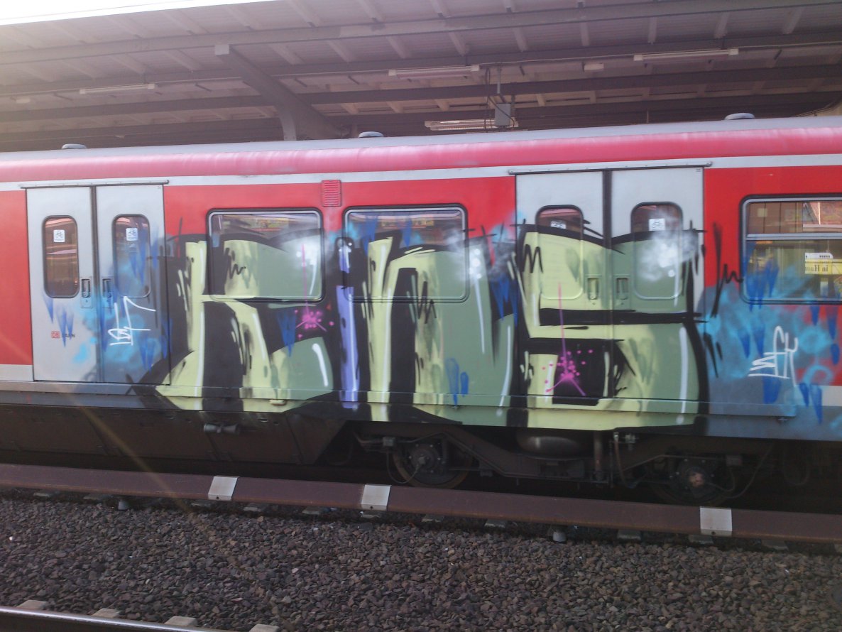 Graffiti Train in Hamburg - Photo by HAMBURG7 - kins, gms, lf (2014)