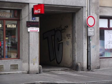 Graffiti Bombing - Photo by HOES91