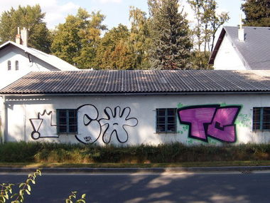 Graffiti Bombing - Photo by HOES91