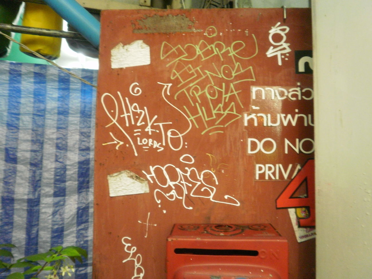 Graffiti Bombing - Photo by HOYA - hekto, horfee, bangkok