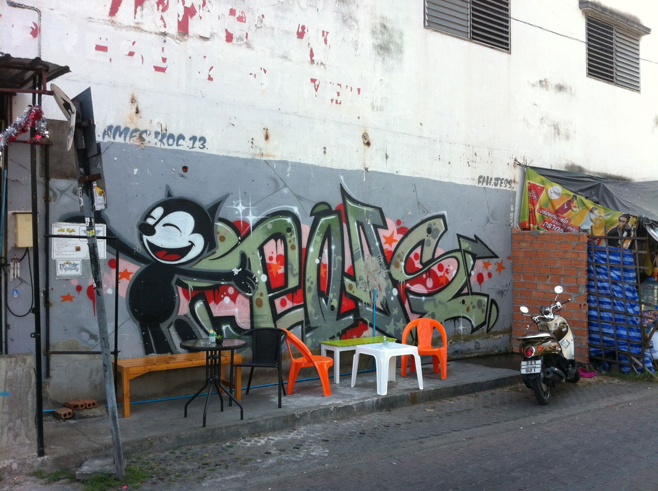 Graffiti Wall - Photo by HOYA - poas, chiang, mai
