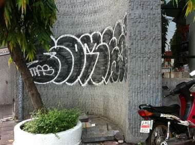 Graffiti Bombing - Photo by HOYA - bangkok, thailand, romes