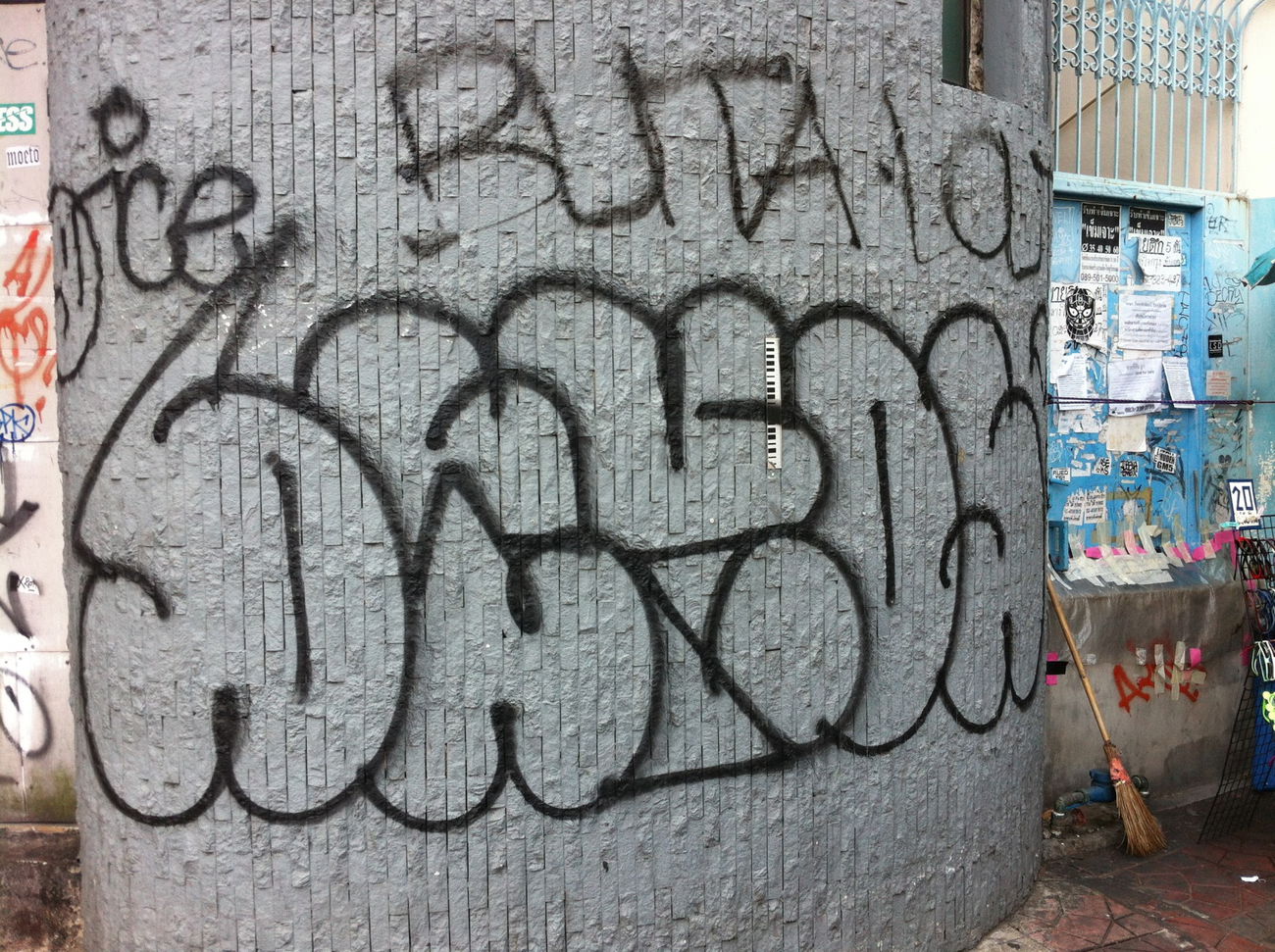 Graffiti Wall - Photo by HOYA - bekos, once, buta