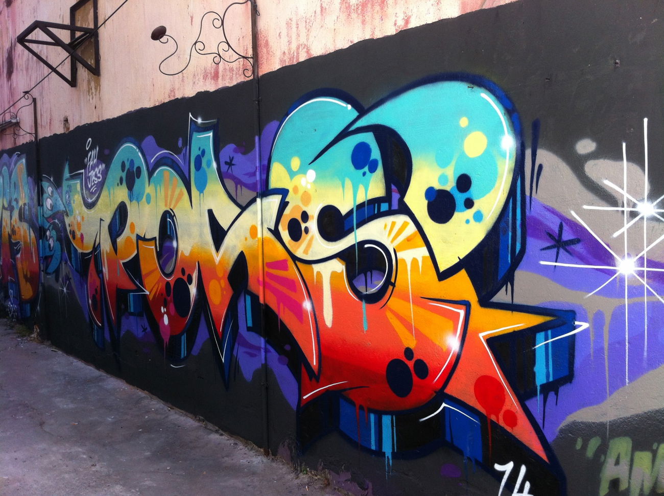 Graffiti Wall - Photo by HOYA - poas, chiang, mai