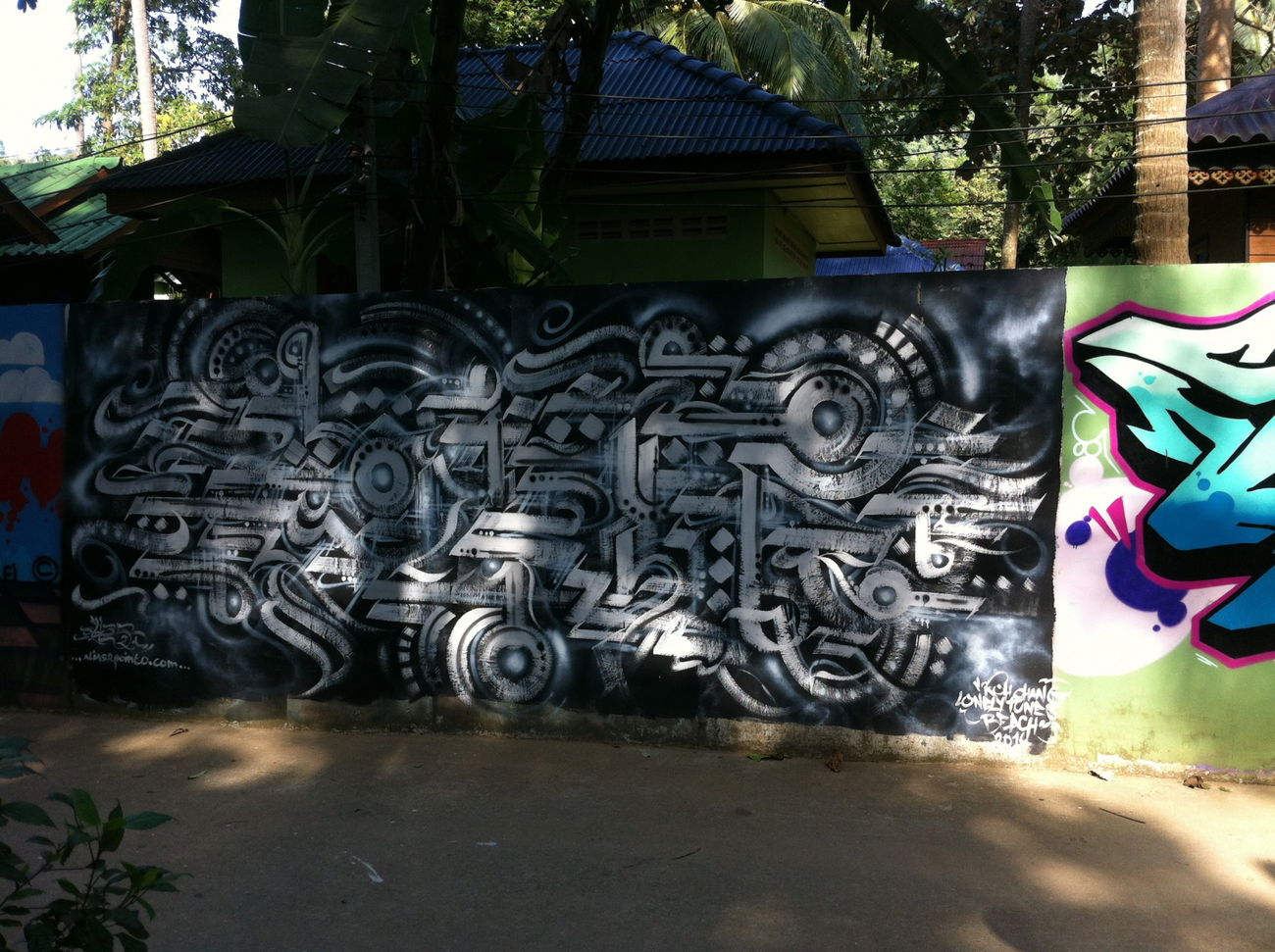 Graffiti Wall - Photo by HOYA - koh, chang, thailand