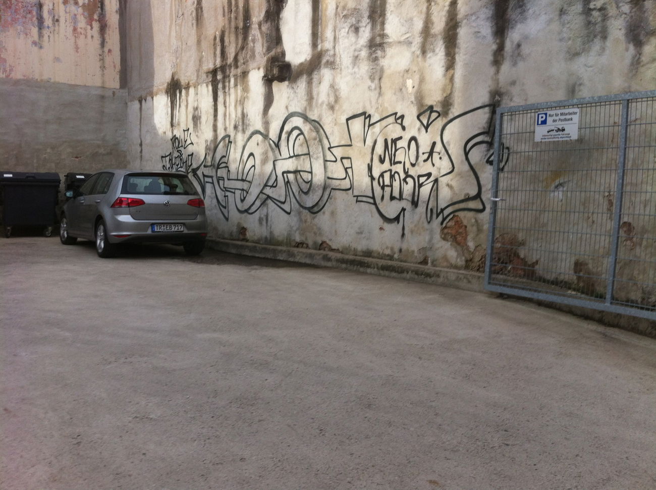 Graffiti Bombing - Photo by HOYA - neo, poor, trier