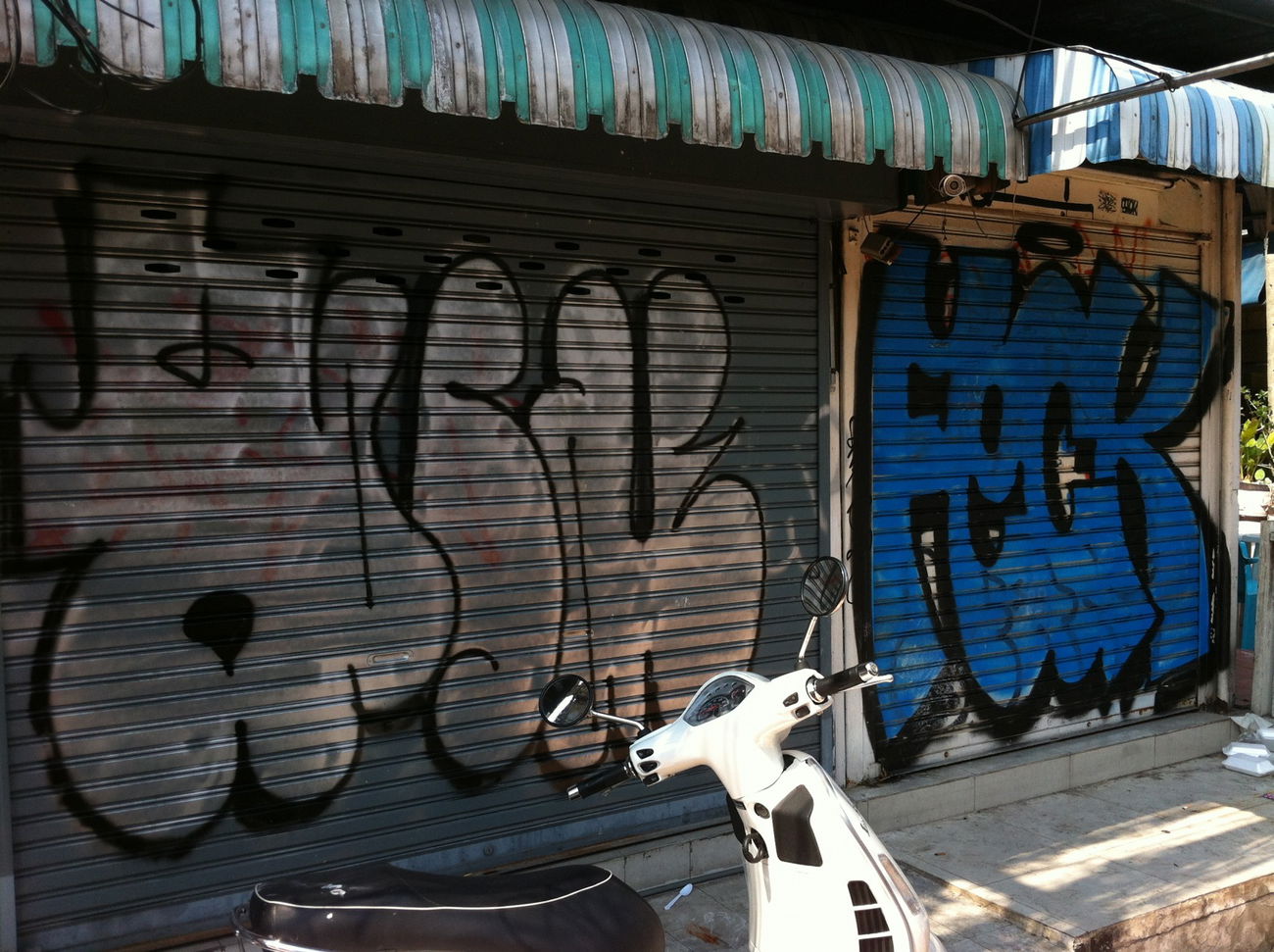 Graffiti Bombing - Photo by HOYA - bangkok, thailand, fecks