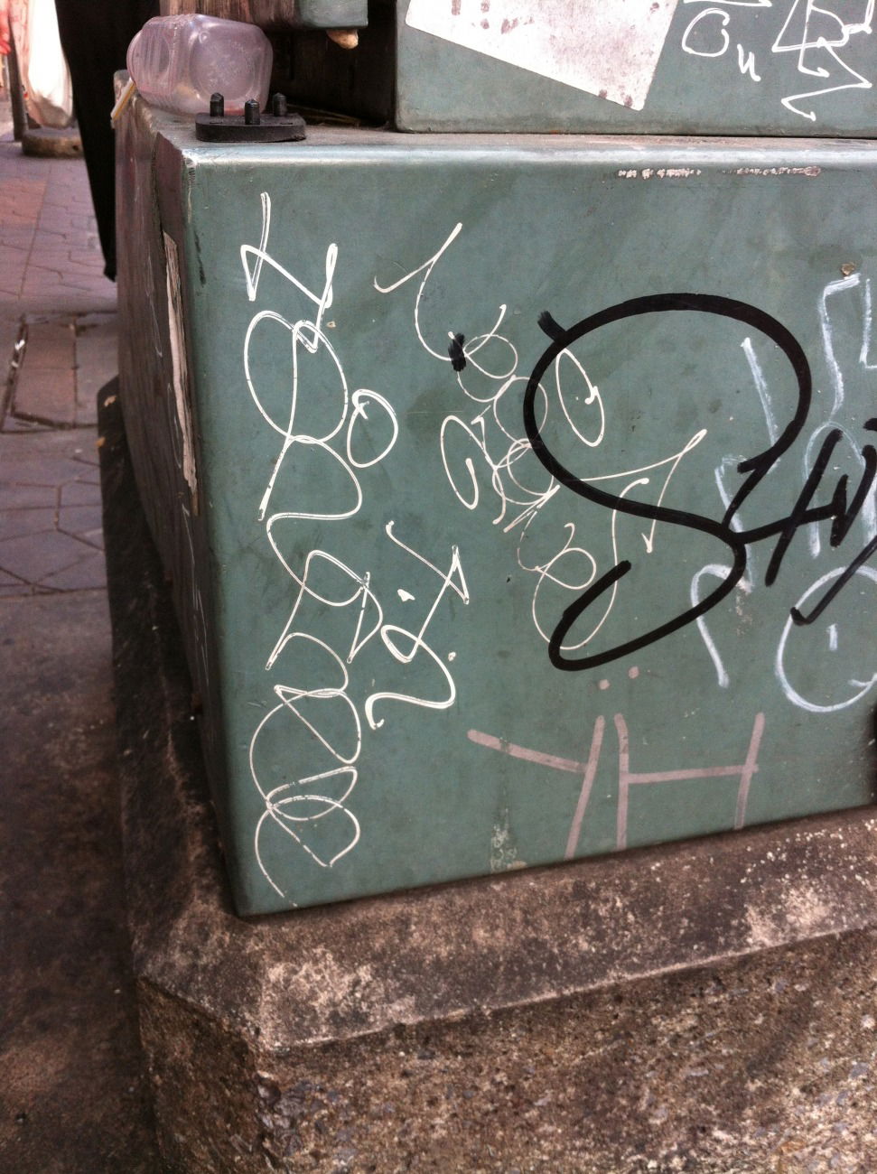 Graffiti Wall - Photo by HOYA - horfee, bangkok, thailand