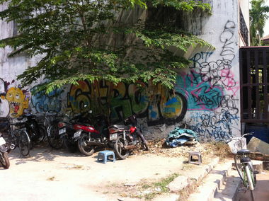 Graffiti Bombing - Photo by HOYA - 6tron, hoi, an
