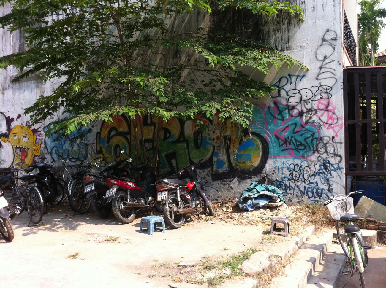 Graffiti Bombing - Photo by HOYA - 6tron, hoi, an