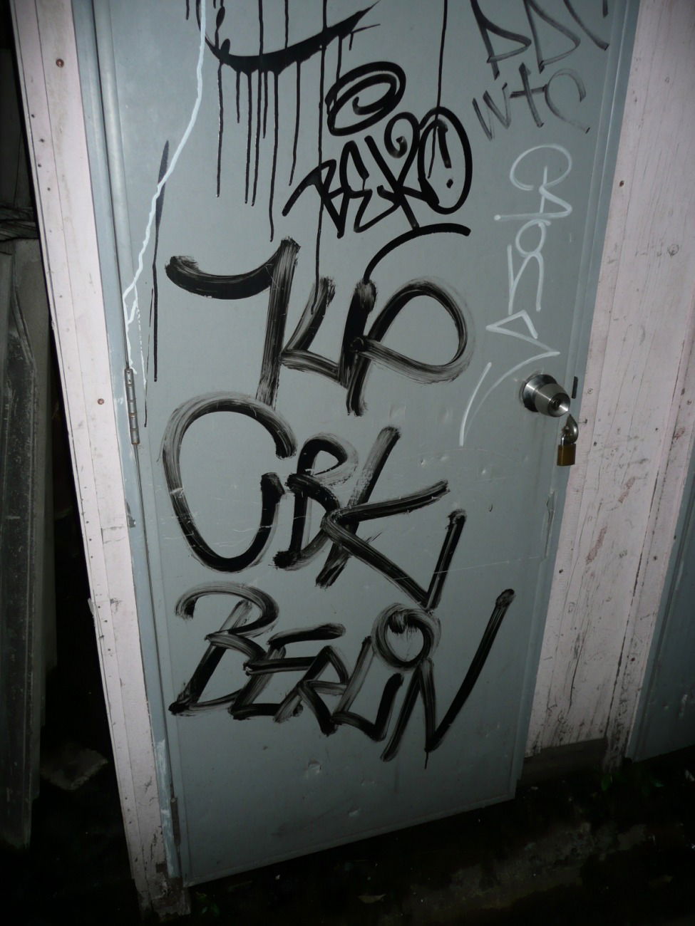 Graffiti Bombing - Photo by HOYA - 1up, cbk, bangkok