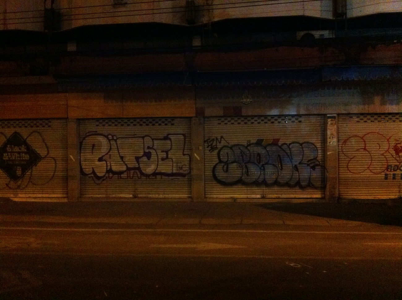 Graffiti Bombing - Photo by HOYA - rätsel, 2broke, chiang