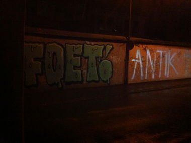 Graffiti Bombing - Photo by HOYA - foet, nav, antik