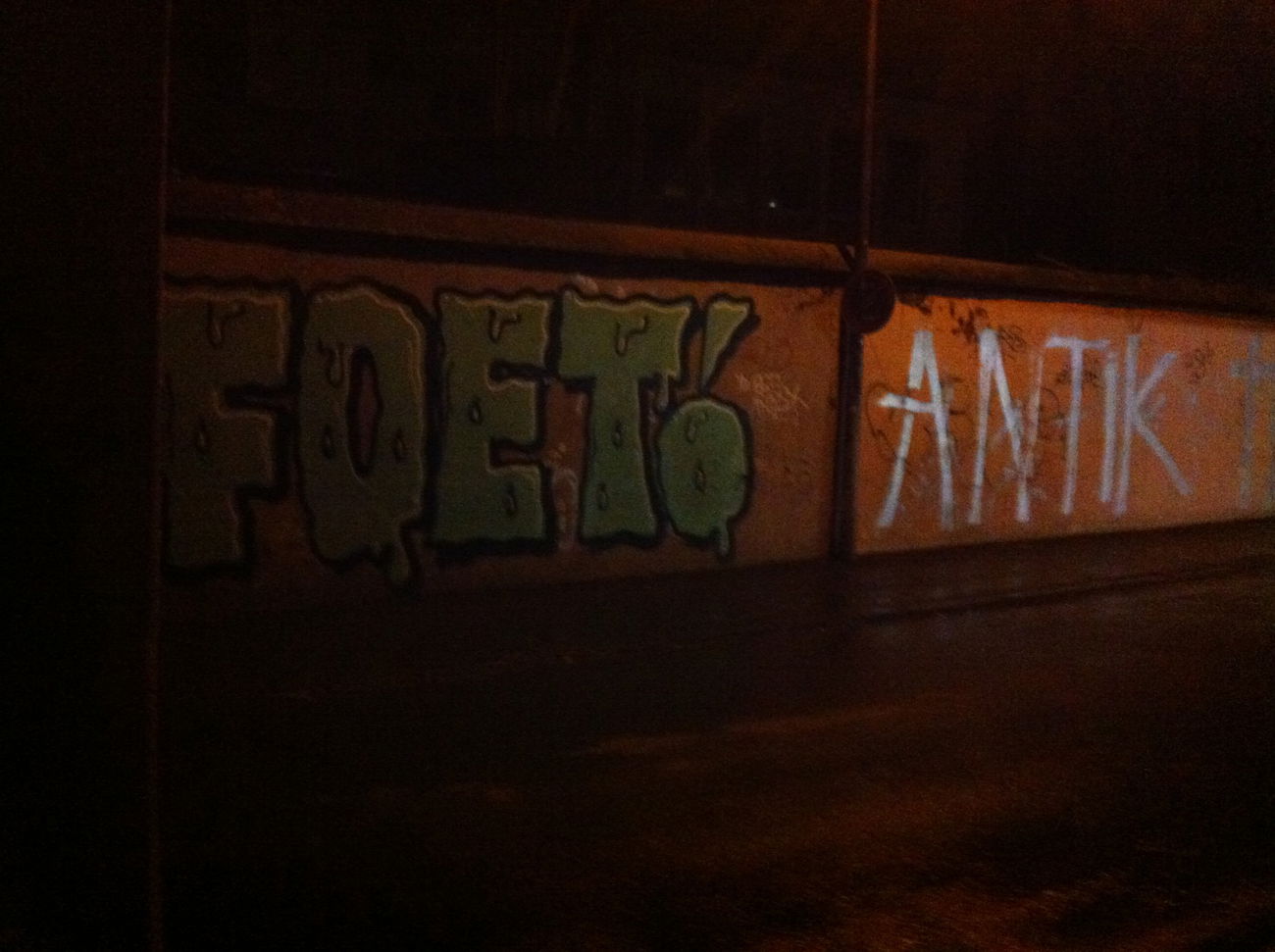 Graffiti Bombing - Photo by HOYA - foet, nav, antik