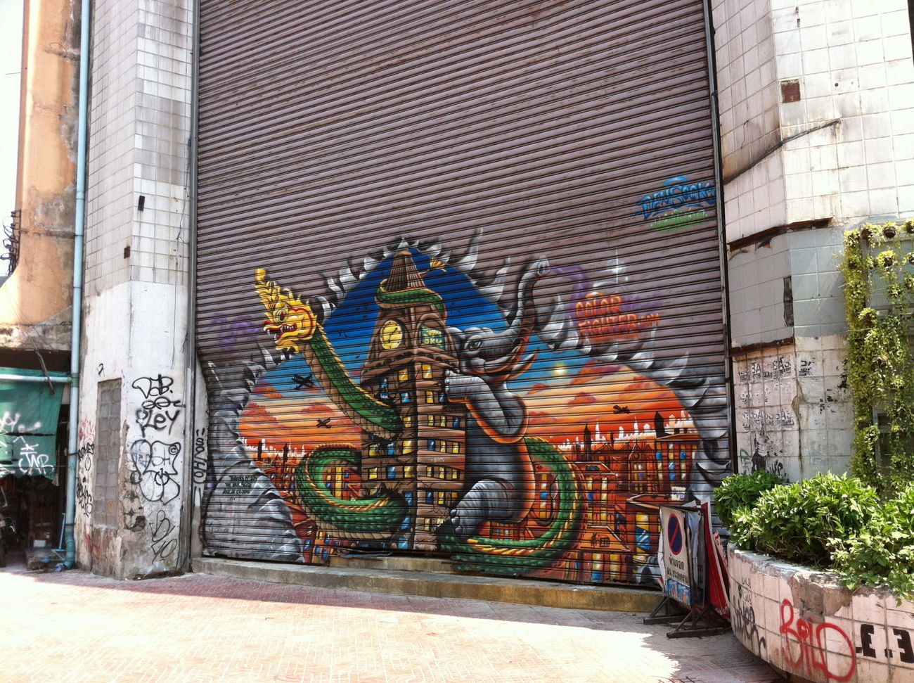Graffiti Wall - Photo by HOYA - bangkok, thailand