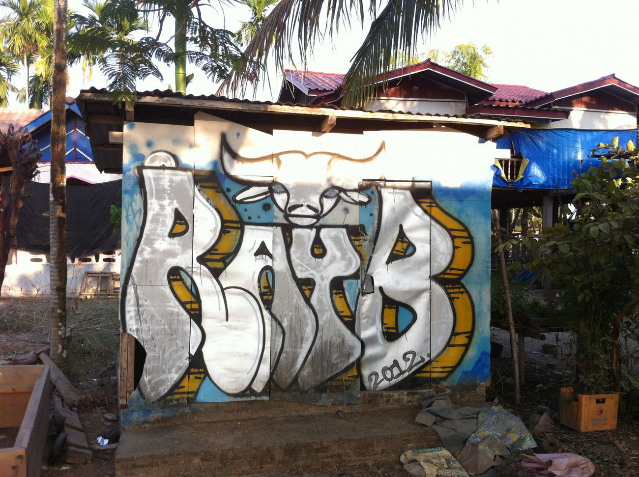 Graffiti Wall - Photo by HOYA - ray, b, don
