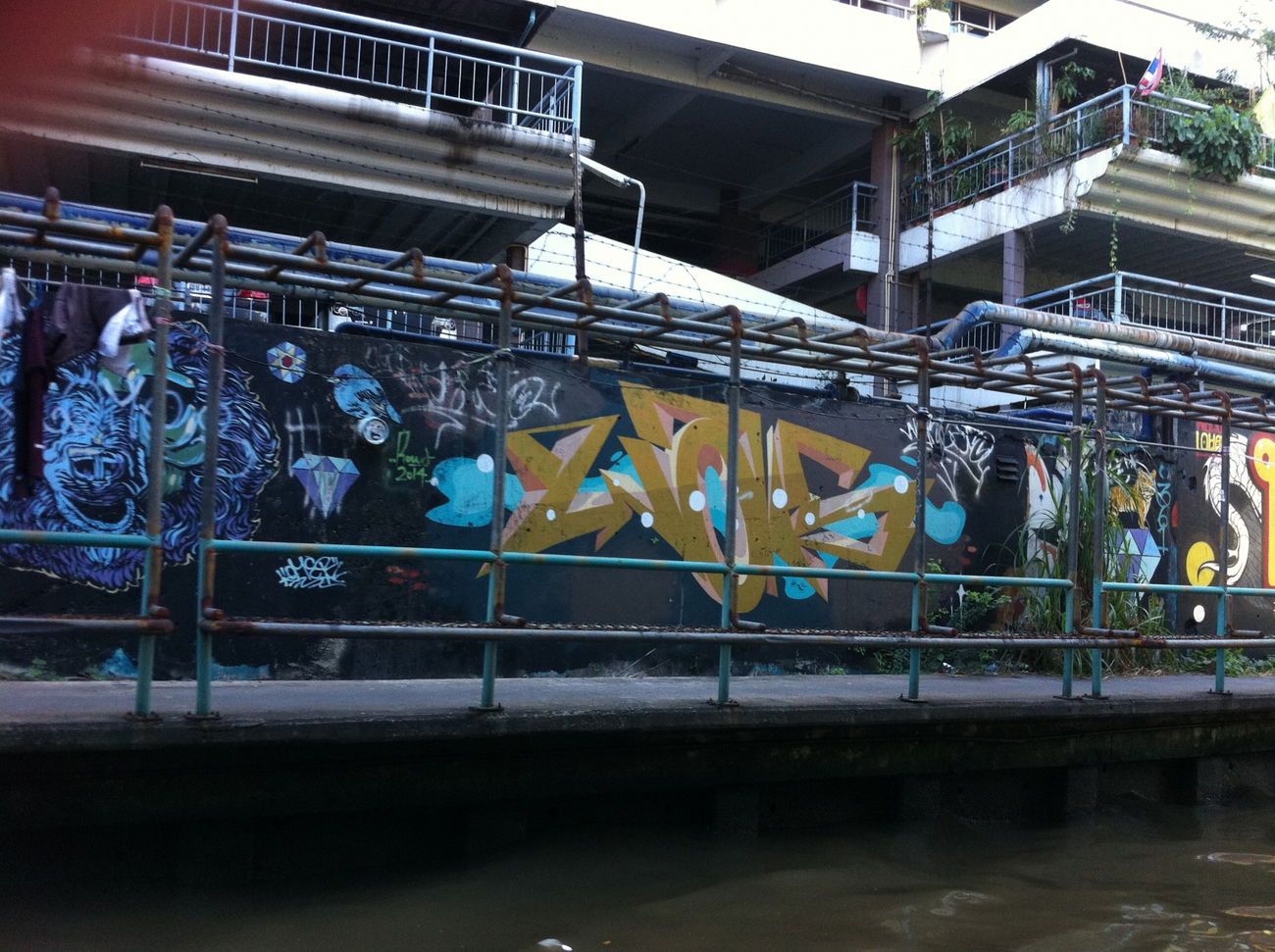 Graffiti Wall - Photo by HOYA - wais, bangkok