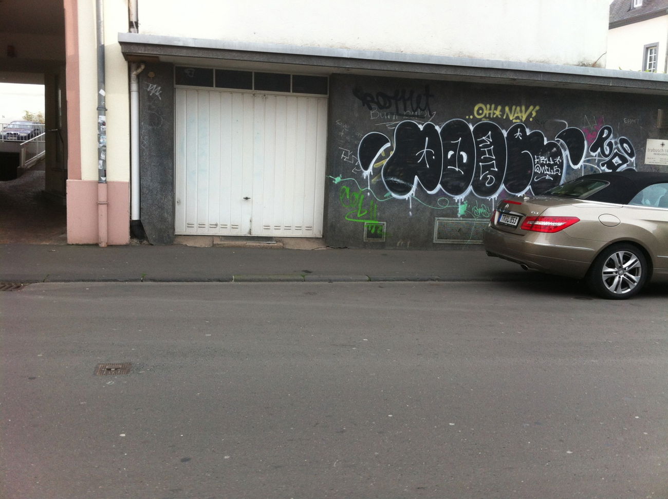 Graffiti Bombing - Photo by HOYA - poor, trier