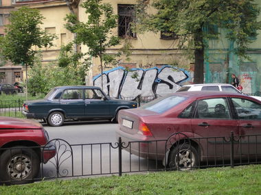 Graffiti Bombing in Saint Petersburg - Photo by HUSTLER (2009)