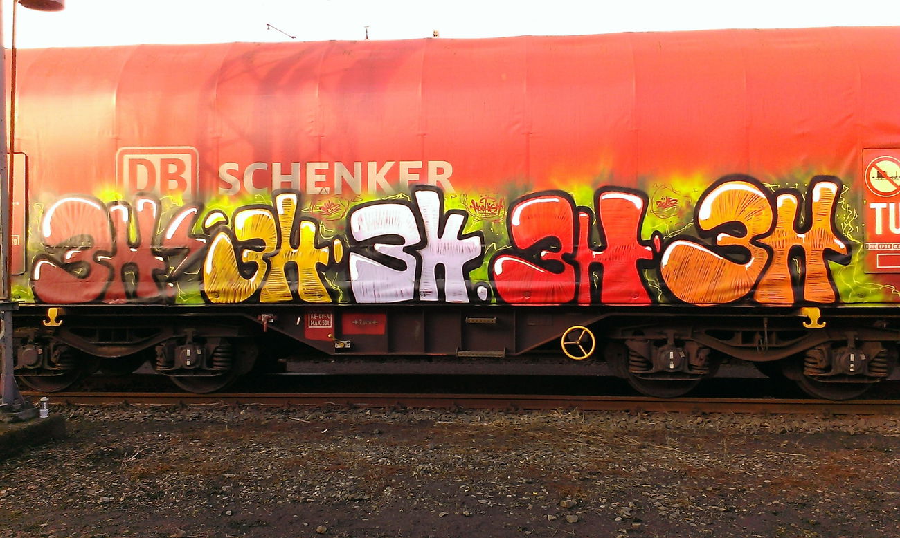 Graffiti Train - Photo by HYaeNE - 3H, Dortmund, oneliner