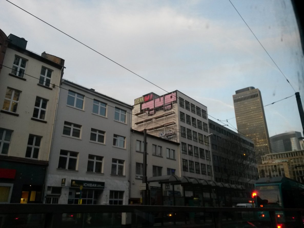 Graffiti Bombing - Photo by HaCksau - 1UP