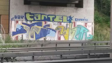 Graffiti Wall - Photo by HaCksau - bites, liber, cartel