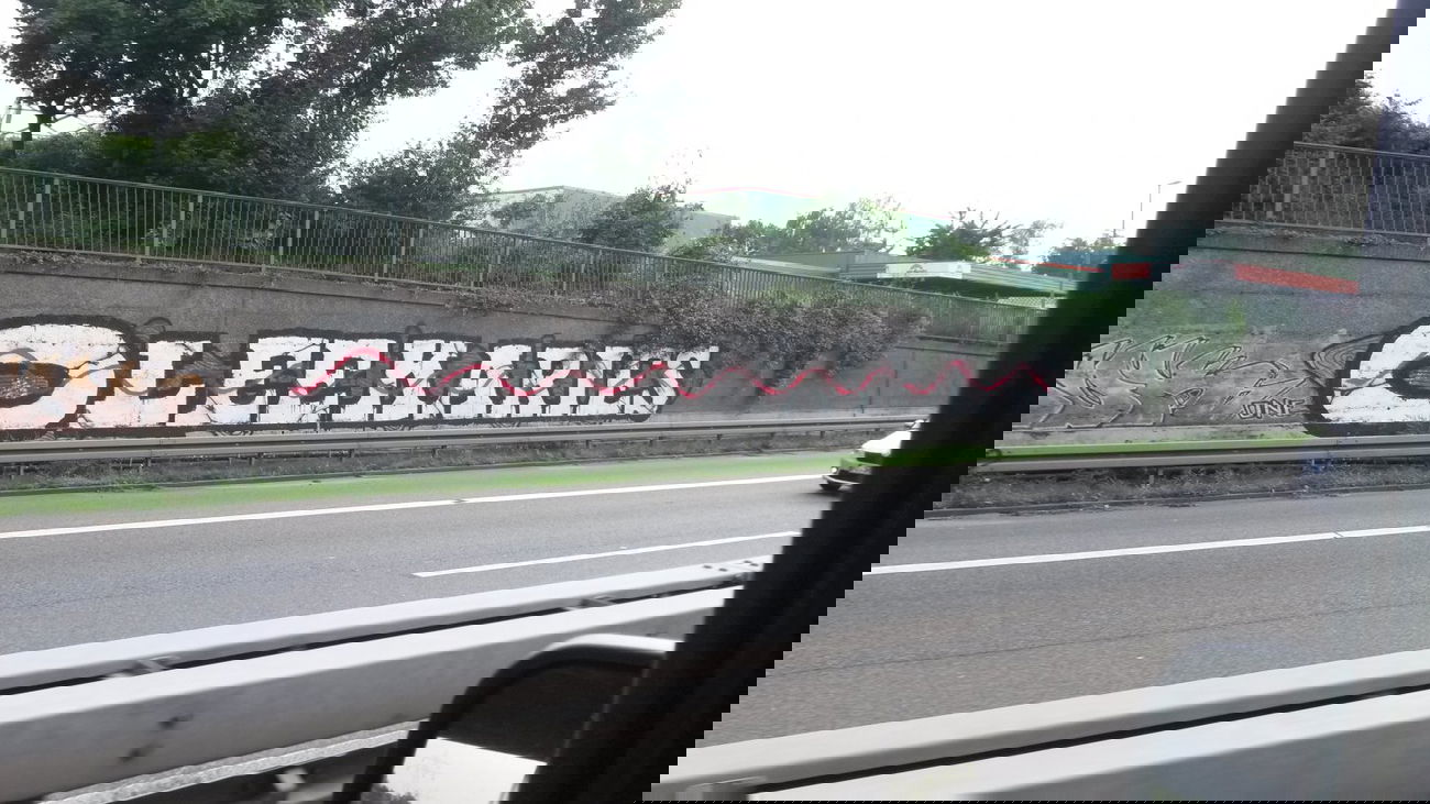 Graffiti Wall - Photo by HaCksau - olee, kraries