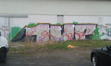 Graffiti Wall - Photo by HaCksau - 1up