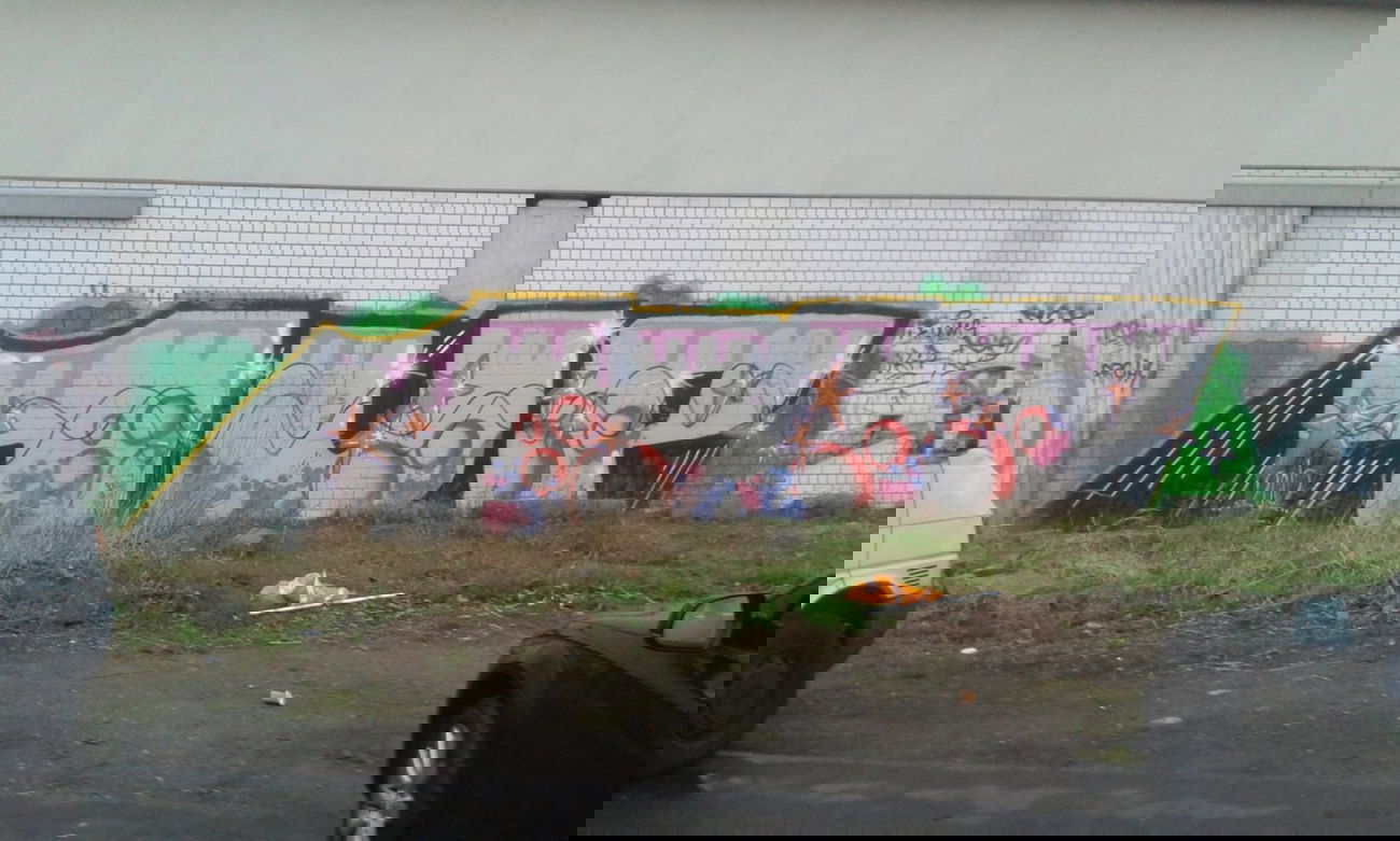 Graffiti Wall - Photo by HaCksau - 1up