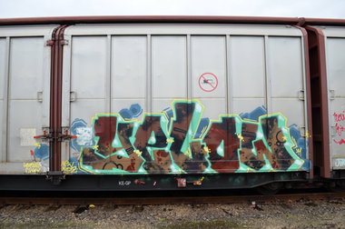 Graffiti Train - Photo by Hall3rOT - YELOW, NEW, KIDZ (2011)