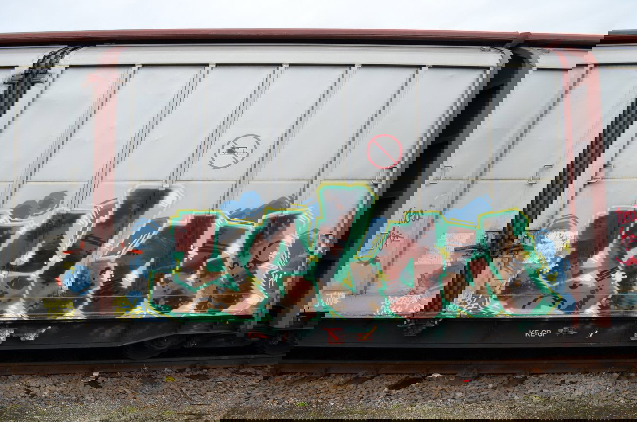 Graffiti Train - Photo by Hall3rOT - YELOW, NEW, KIDZ (2011)