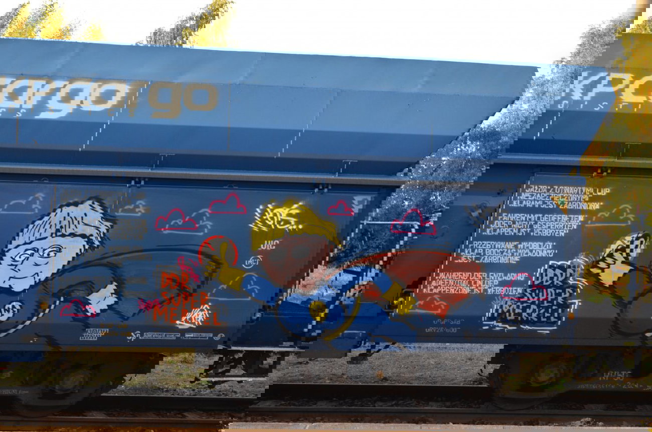 Graffiti Train - Photo by Hall3rOT - DDR, SUPER, MERKEL (2013)