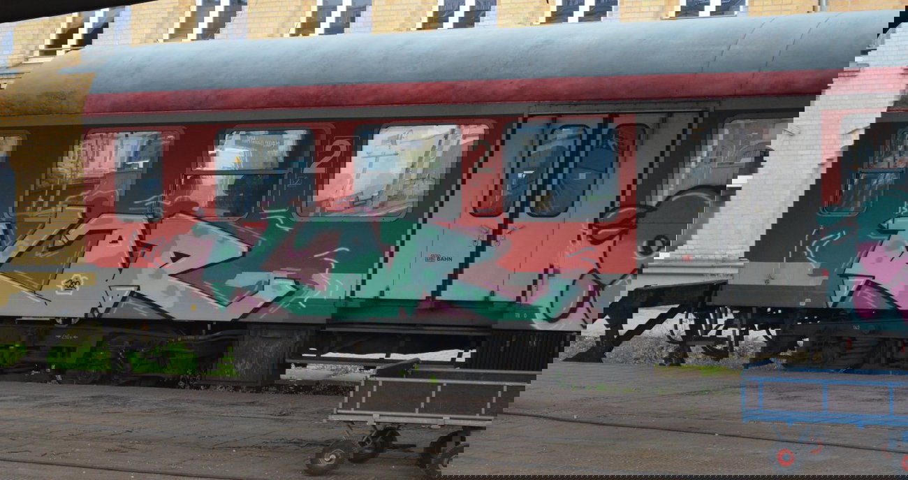 Graffiti Train - Photo by Hall3rOT - KOR, 100 (2013)