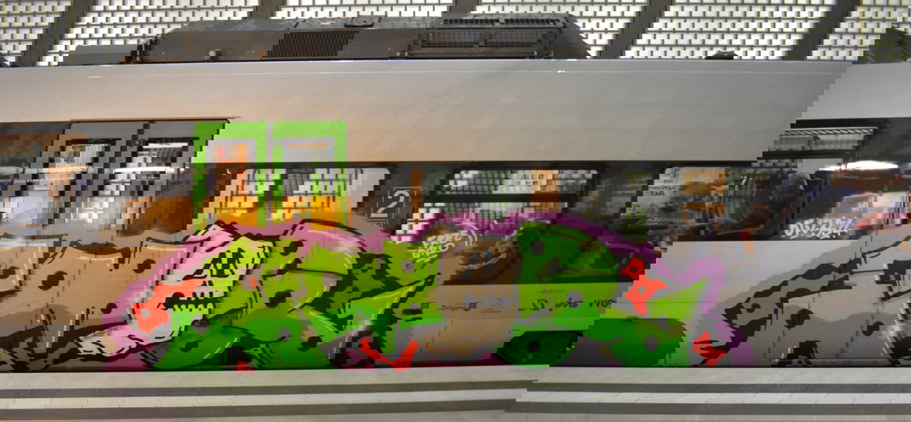 Graffiti Train - Photo by Hall3rOT - AMOR, FREE, GIRO