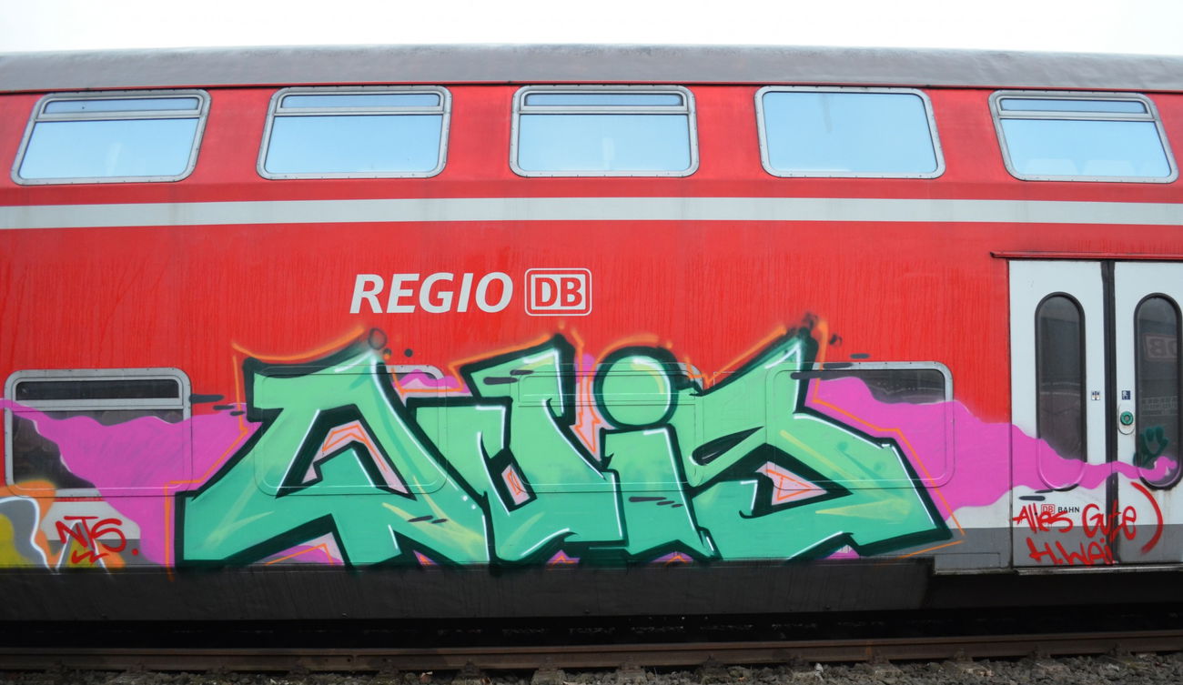 Graffiti Train - Photo by Hall3rOT - QUIS