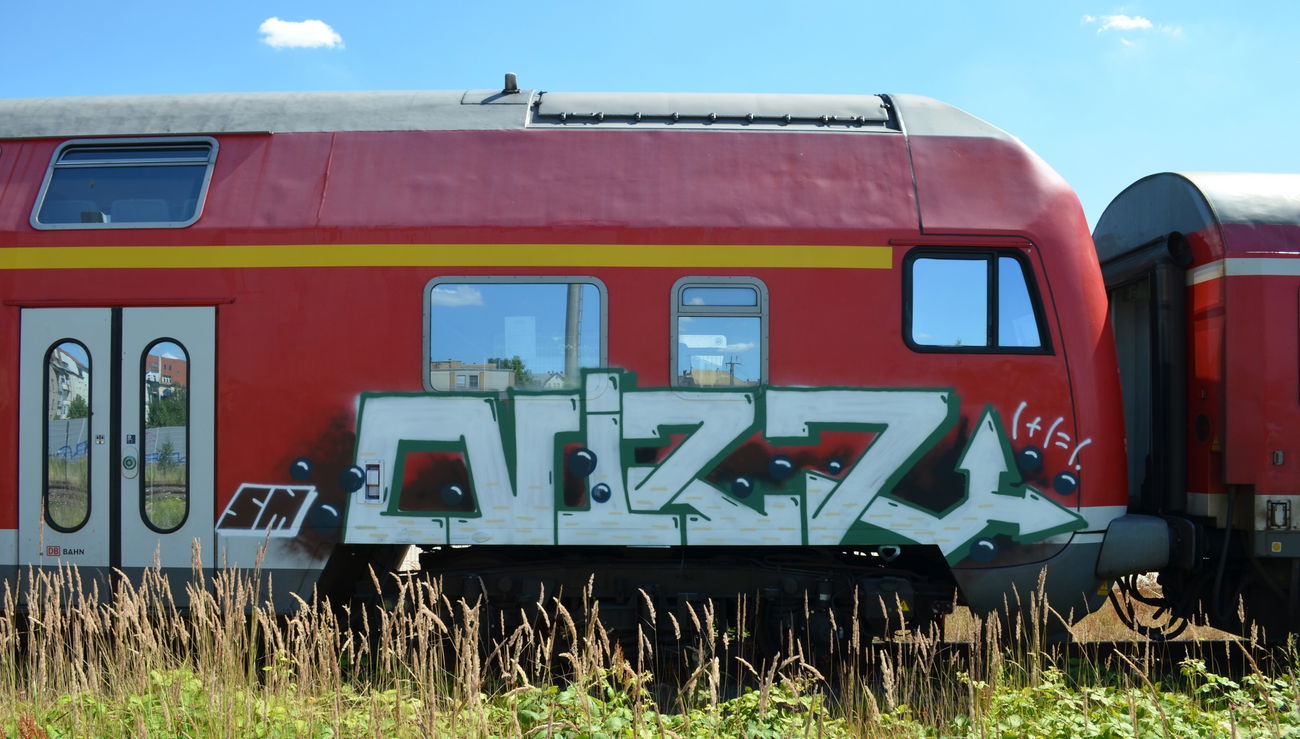 Graffiti Train - Photo by Hall3rOT - KANIZ, NIZZ