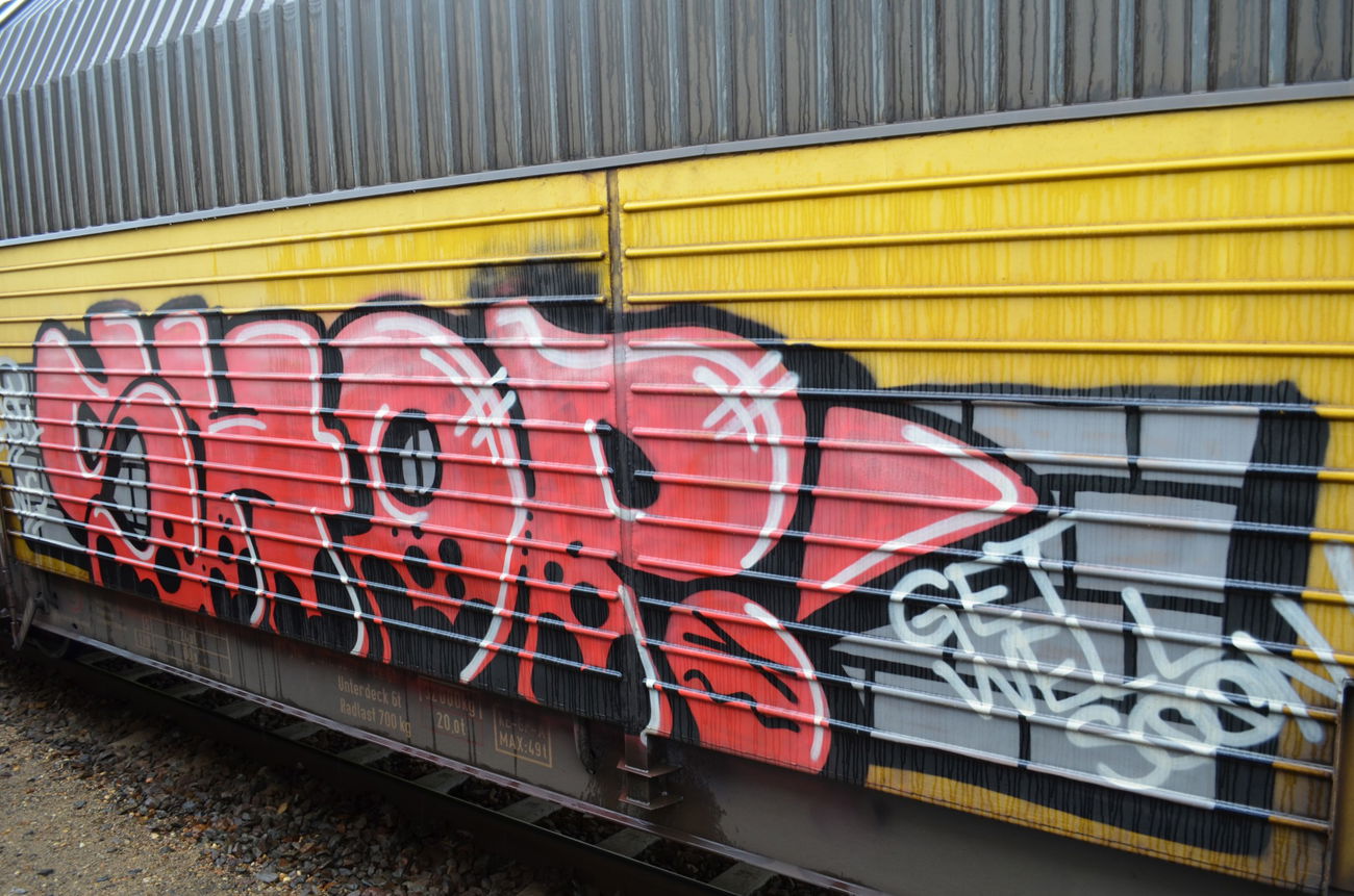 Graffiti Train - Photo by Hall3rOT - SHOP