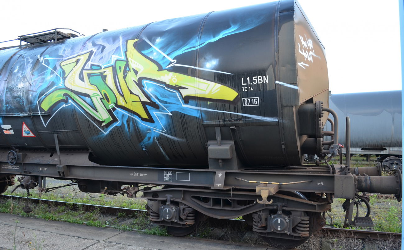 Graffiti Train - Photo by Hall3rOT - YOUR