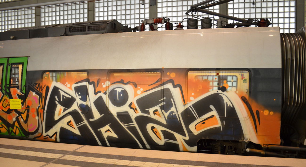 Graffiti Train - Photo by Hall3rOT - SHIZO