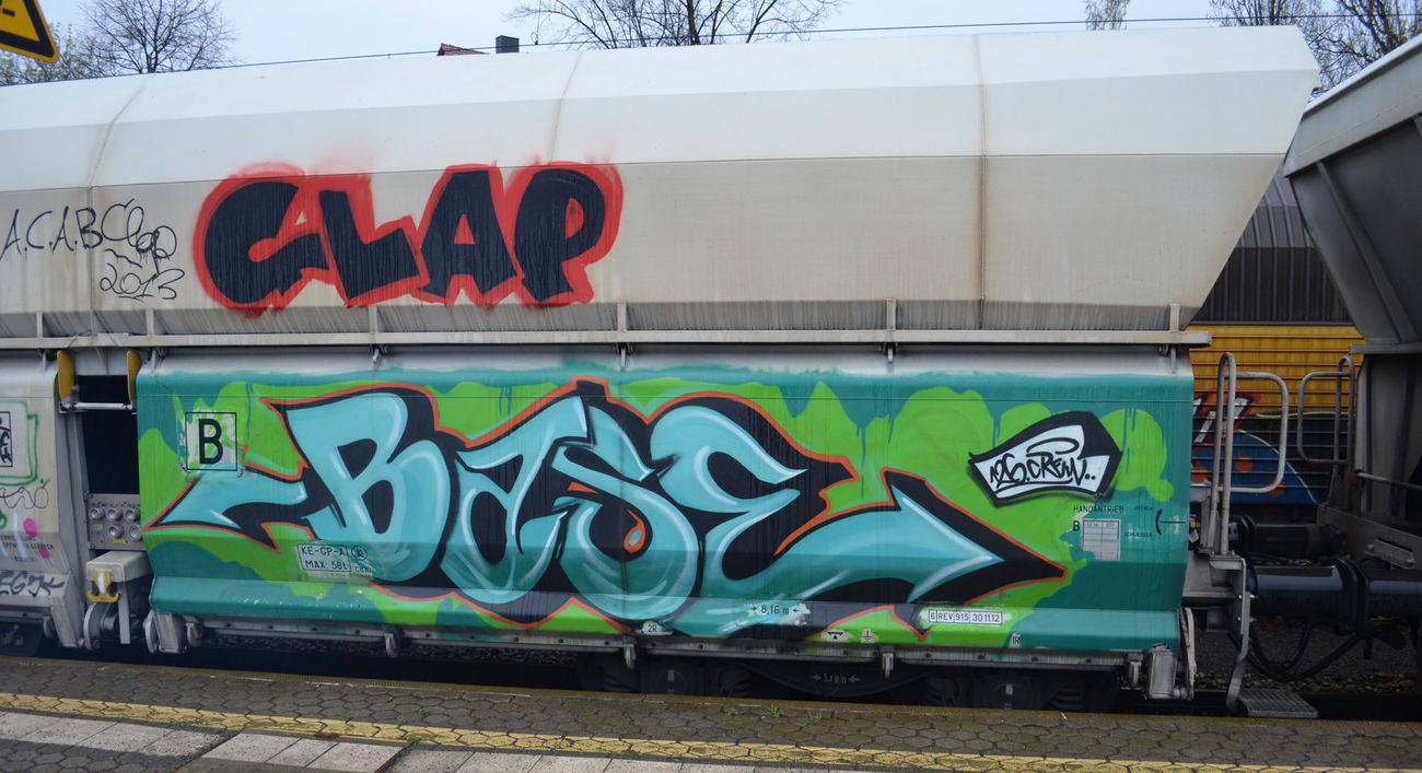 Graffiti Train - Photo by Hall3rOT - BASE, CLAP