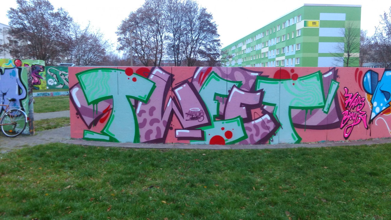 Graffiti Wall - Photo by Hallunken - Tweet (2016)