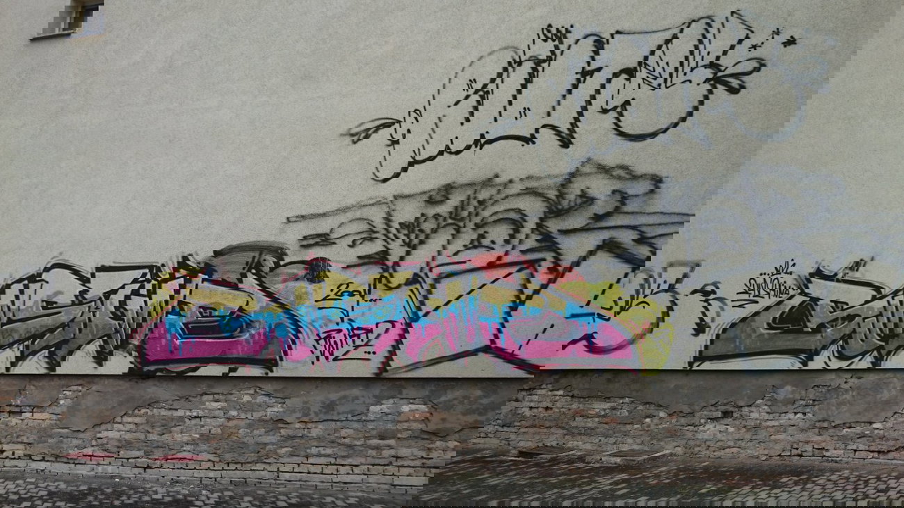 Graffiti Bombing - Photo by Hallunken - Sunshine, Rwrz (2009)