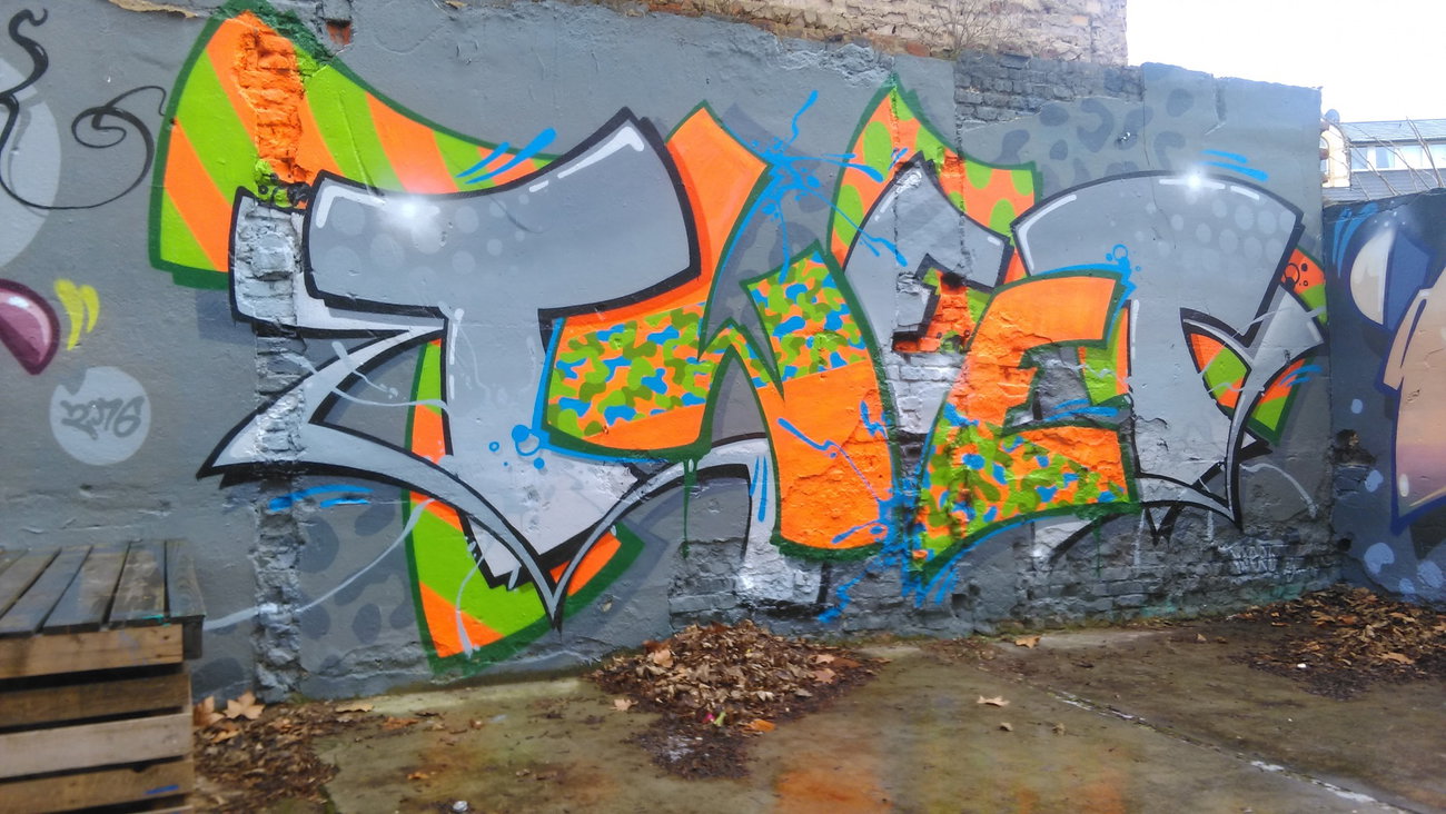 Graffiti Wall - Photo by Hallunken - Tweet (2017)