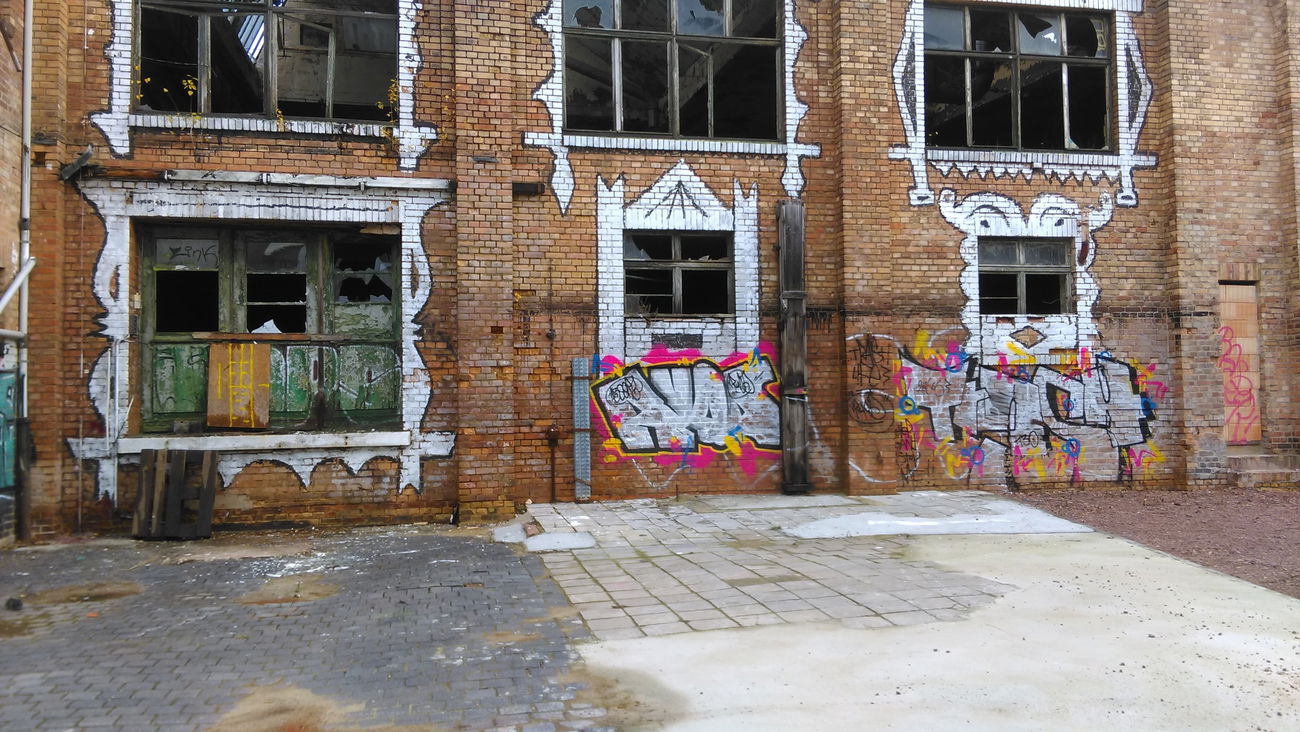 Graffiti Bombing - Photo by Hallunken - Trash (2016)