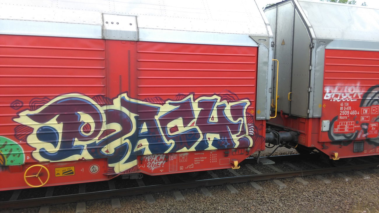 Graffiti Train - Photo by Hallunken - Peach