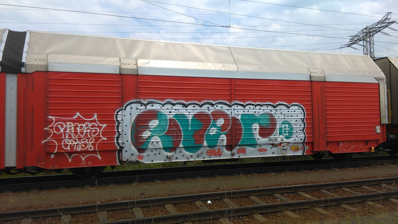Graffiti Train - Photo by Hallunken - ever