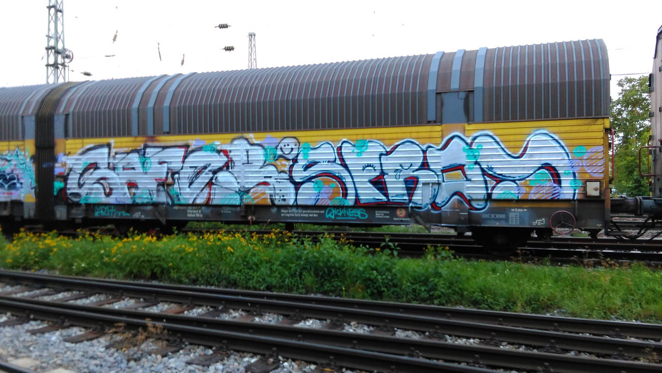 Graffiti Train - Photo by Hallunken - safer, spray