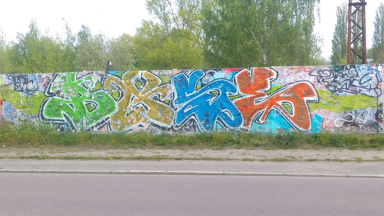 Graffiti Wall - Photo by Hallunken - BASE