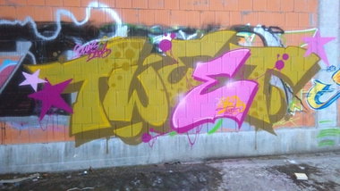 Graffiti Wall - Photo by Hallunken - Tweet (2017)